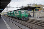 Freitag den 05.04.2024 um 08:18 Uhr in Morges. Soeben ist im Bahnhof Morges auf Gleis 4 der MBC Güterzug 67403 welcher von Gland (ab um 07:59 Uhr) nach Morges (an um 08:19 Uhr) verkehrt eine Minute vorzeitig eingetroffen. Er führt drei grüne Faccns welche leer sind sowie vier blaue Fans-u, wovon der erste beladen, der zweite leer, der dritte und vierte beladen ist mit sich. Der leere Fans-u muss für die Weiterfahrt nach Apples noch neu eingereiht werden. Er wird zwischen die grünen leeren Faccns Wagen und den drei beladenen Fans-u Wagen eingereiht. Für das be- und entladen in Apples macht es Sinn (Logistik für die Praxis). Der Zug besteht aus folgendem Rollmaterial (Spitze – Schluss bei der Einfahrt). Lokomotive: MBC Re 420 (Re 4/4 II) UIC-Nummer 91 85 4420 506-8 CH-MBC. Wagen: 1. Wagen = Faccns TEN 33 54 6985 261-0 CZ-MBC, 2. Wagen = Faccns TEN 33 54 6985 257-8 CZ-MBC, 3. Wagen = Faccns TEN 33 54 6985 262-8 CZ-MBC, 4. Wagen = Fans-u RIV 33 85 6770 510-2 CH-MBC, 5. Wagen = Fans-u RIV 33 85 6770 518-5 CH-MBC, 6. Wagen = Fans-u RIV 33 85 6770 521-9 CH-MBC, 7. Wagen = Fans-u RIV 33 85 6770 526-8 CH-MBC. Ab Morges verkehren diese Wagen neu Eingereiht auf Rollböcken (Meterspur) mit dem MBC Güterzug 1218 weiter nach Apples (Morges ab um 09:56 Uhr, Apples an um 10:18 Uhr). Koordinaten GMS (Grad, Minuten, Sekunden): N 46° 30’ 42.1’’ O 6° 29’ 40.5’’