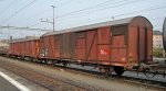 Die wahrscheinlich lteste neben der wahscheinlich neuesten Gterwagenserie im Betrieb. Der alte, gedeckte Gbs21 658-1 ist am 09.04.10 in Rotkreuz neben dem neuen, offenen Eanos E12 354-6 in einem GZ eingereiht. Whrend den Ausrangierungsphasen der Gbs-Baureihe konnte sich die SBB Cargo vermutlich Gterzge ohne braune Wagen nicht vorstellen.