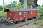 Unterkunftswagen Xs 40 85 95 32 725-0 steht auf einem Abstellgleis in Kaiseraugst.