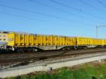 SBB - Gterwagen vom Typ Sggmrrs-z  37 85 493 4 004-0 im Bahnhofsareal von Mnchenbuchsee am 10.04.2011