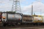 Verschiedene Tankcontainer mit unterschiedlichen Gefahrgütern auf Sgns, eingereiht in einen abgestellten Chemikalienzug bei Köln-Eifeltor am 06.10.2015.

Warntafeln: 336/1131 Kohlenstoffdisulfid, X88/1836 Thionylchlorid, 50/2428 Natriumchlorat, wässrige Lösung