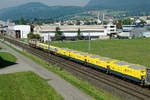 SBB: Gelbe Wagen von SBB Infrastruktur, eingereiht am Schluss eines Güterzuges.