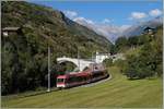 Zwei MGB  Kometen  auf der Fahrt nach Zermatt fahren zwischen Visp und Stalden bei Neubrück vorbei.