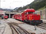 Gm 3/3 72 rangiert die verschiedene Wagen von Glacier Express 905 in Zermatt.