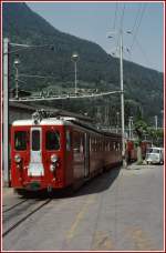 Ein Regionalzug mit einem ABDeh 8/8 biegt auf den Bahnhofplatz in Visp ein. Heut befinden sich die MGB Geleise auf der Nordseite des neuen Bahnhofs parallel zu den SBB-Geleisen. (Archiv 06/77)