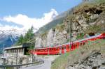 MGB BVZ PENDELZUG 9 von Tsch nach Zermatt am 23.05.1997 Einfahrt Lugelwang-Galerie mit Zahnrad-Triebwagen BDeh 6/6 2032 - BDk 2237 - BDkt 2233. Hinweis: Blick auf Matterhorn
