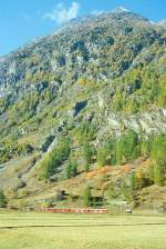 MGB BVZ PENDELZUG 10 von Zermatt nach Tsch am 12.10.1996 kurz vor Tsch mit Steuerwagen voraus BDkt 2231 - BDk 2235 - Zahnrad-Triebwagen BDeh 6/6 2032.
