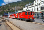 
Der Elektrischer Zahnradtriebwagen Deh 4 /4 - 93 „Oberwald“ fährt am 16.09.2017, mit einem Regionalzug, vom Bahnhof Brig weiter in Richtung Andermatt. 

Der Gepäcktriebwagen wurde 1979 von SLM (mechanischer Teil, Lokomotivkasten) und BBC (elektrische Ausrüstung) gebaut.

Die vier 1979 bei der Furka- Oberalp-Bahn in Betrieb genommenen Gepäcktriebwagen sind für Adhäsions- und Zahnstangenstrecken konzipiert. Zwei weitere Einheiten wurden 1982 in Auftrag gegeben. Sie werden auf dem ganzen Streckennetz – maximale Steigung 179%o - als Triebfahrzeuge für Züge mit vier bis fünf Wagen eingesetzt.
Der biege- und verwindungssteife, extrem leichte Kasten wurde in Stahl ausgeführt und die hohe Steifigkeit durch Strukturgebung erzielt. Dem leichten Innenausbau und der ergonomischen Führerstandgestaltung wurde ebenfalls besondere Aufmerksamkeit geschenkt.
Die Drehgestelle, die durch tiefliegende Drehzapfen über Traversen  it dem Kasten verbunden sind, enthalten je zwei Antriebsmotoren. Die Betriebsverhältnisse erfordern drei unabhängige Bremssysteme.

Die ehemaligen Deh 4/4 I und II der FO (Furka-Oberalp-Bahn) werden im Einsatz nicht unterschieden, wenn nötig, dann anhand der Seriennummern 2.., 5.. und 9...Sie werden hauptsächlich zusammen mit zwei Mittelwagen und einem Steuerwagen als fest gekuppelte Pendelzüge eingesetzt. Zwischen Disentis und Andermatt (Oberalp, 110‰) kann ein und zwischen Visp und Andermatt (Goms, 90‰) können zwei, im Sommer drei Verstärkungswagen angehängt werden. Zwischen Andermatt und Göschenen (Schöllenenschlucht, 179‰) sind keine Verstärkungswagen möglich. Die Pendelzüge sind innerhalb der Komposition mit der automatischen +GF+-Kupplung (GFN) verbunden. Für andere Verwendungen müssen die Kupplungen getauscht werden. Mindestens ein Triebwagen, früher waren dies meist Nr. 95 oder 96, dient als Ersatzfahrzeug für die übrigen Deh und wird auch allein für Überfuhren eingesetzt. Früher wurden auch Güterzüge nach Göschenen geführt.

Technische Daten:
Spurweite: 1.000 mm
Achsformel: Bo’Bo’
Länge über Puffer: 15.500 mm
Drehzapfenabstand: 8.800 mm
Achsabstand im Drehgestell: 2.790 mm
Größte Breite: 2.683 mm
Größte Höhe (bei abgesenkten Stromabnehmer): 3.880 mm
Leergewicht: 49,5 t (davon Mechanischer Teil 28 ,5 t)
Dienstgewicht: 51,0 t
Maximale Zuladung: 1,5 t
Höchstgeschwindigkeit: Adhäsion 60 km/h / Zahnstange 30 km/h
Stundenleistung: 1.032 kW
Dauerleistung: 936 kW
Stundenzugkraft am Rad: 117,2 kN
Dauerzugkraft am Rad: 101,2 kN
Maximale Zugkraft am Rad: 247,2 kN
Stromsystem: 11 kV 16,7 Hz AC
Anzahl der Fahrmotoren: 4