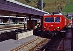 Lok 105 (GE 4/4 II) der Furka Oberalp-Bahn steht im Sommer 1993 mit einem Glacier-Express im Bahnhof Andermatt.