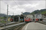 Übergangsstation -

... zwischen der Matthorn-Gotthard-Bahn und der Räthischen Bahn, der Bahnhof Disentis/Muster. Der Glacier-Express verlässt den kurzen Tunnel und fährt in den Bahnhof ein. Auf der Räthischen Bahn wird der Zug dann weiterfahren.

16.05.2008 (M)