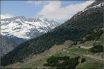 Ein Glacier-Würmchen -    Glacier-Express an der dritten von oben gesehenen Kehre auf Talfahrt vom Oberalppass nach Andermatt.