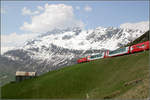 Mit dem Zug über die Alm -    Ein Glacier-Express auf Talfahrt oberhalb von Andermatt.