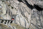 Aus dem Fels auf die Brücke -    Der Regionalzug aus Göschenen kommt in der Schöllenenschlucht aus der Felswand und wird eine Hangbrücke überqueren.