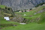 Zwischen Fels und grünen Wiesen -

... ein Regionalzug, Andermatt verlassend um den Anstieg nach Nätschen anzugehen.

Blick vom Tal der Unteralpreuss.

17.05.2008 (M)