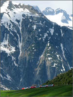 Weit oben und doch unten -

In Nätschen fährt der Clacier-Express schon weit oben, die Berge im Hintergrund sind da doch noch um einiges höher.

23.05.2008 (J)

