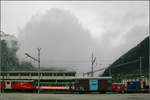 Der Nebel bzw. Wolken kommen die Schöllenenschlucht herauf -

... und ziehen in den Talkessel der Reuss um Andermatt und werden diesen bald ausfüllen. Bahnhof Andermatt. 

17.05.2008 (M)