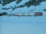Glacier Express aus Richtung Andermatt hat den Oberalppass fast erreicht.