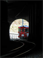 Zug am Ende des Tunnels -    Die Schöllenenbahn zwischen Andermatt und Göschenen fährt meist in Galerien oder Tunnels.