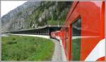 Strasse und Bahn fhren am Ende der Schllenenschlucht durch diese lange Schutzgalerie Richtung Andermatt. Als Zugreisender bleibt mir halt wieder einmal mehr nur der Fensterblick. (03.06.2008)