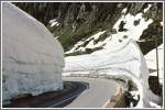 Noch im Juni waren Strasse und Bahn durch hohe Schneemauern getrennt, hier bei der Ausfahrt aus Gletsch Richtung Oberwald.