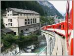 Regionalzug nach Andermatt mit schiebendem Deh 4/4 verlsst Gschenen und berquert soeben die Urner Reuss.