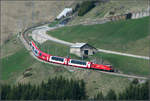 Talfahrt -     Glacier-Express im Zahnradabschnitt zwischen Nätschen und Andermatt.