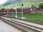 R551 von Andermatt nach Visp fhrt am 27.08.08 in den Bahnhof Lax ein.