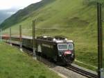 Hge 4/4 2 der FO  Autoverlad Furka  mit Glacier Express,im August 2004 auf dem Oberalb Pass