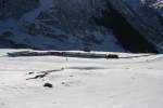 Mit HGe 4/4 107 erklimmt GlacierExpress 908 am 13.1.2007 die Steigung zwischen Andermatt und Ntschen.
