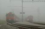 Hinter dichtem Nebel verstecken sich auf der Station Oberalppass der Regionalzug 847 nach Andermatt und der Regionalzug 844 nach Disentis.