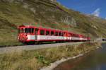 Ein Pendelzug mit fhrendem ABt 4154 fhrt am 15.9.11 dem Oberalpsee entlang.