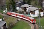 Die ersten Huser von Andermatt sind erreicht und die Bewohner knnen auf ihrer Terrasse die Zge aus nchster Nhe erleben, fr einen Bahnfreund ideal. 8.5.2012