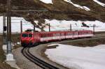 Von Sedrun kommend hat der Regionalzug die Oberalppasshhe hinter sich gelassen und fhrt nun runter nach Andermatt am 10.5.2012.