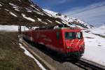 Der Regionalzug nach Andermatt im Sonnenschein und +12 C hinter der Oberalppasshhe am 10.5.2012. 