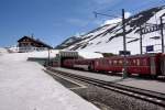 Es liegt noch viel Schnee auf der Passhhe, die Strasse und der Bhf. Oberalppass sind aber schneefrei. 25.5.2012