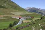 Der Glacier-Express unterwegs in Richtung St. Moritz berquert die Furkareussbrcke bei Hospenthal am 18. Juni 2012.