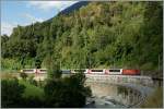 Der Glacier Express 902 Zermatt - Davos zwischen Mrel und Betten Talstation.
10. Sept. 2013