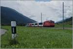 Der Glacier Express 904 kurz vor Oberwald im hier breiten Tal des Goms.