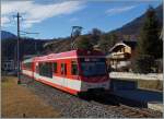 Der MGB ABDeh 4/8 2025 erreicht, als Regionalzug 336 von Zermatt nach Fiesch fahrend, den Bahnof Bitsch.