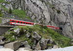 Ein typischer Pendelzug Andermatt - Göschenen mit Abt und Deh 4/4 hat in der Schöllenenschlucht die Reuss überquert und fährt jetzt in den Tunnel vor Göschenen; 12.06.2019
