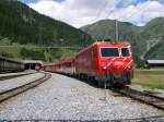 Nach 20 min Dunkelheit hat ihn die Sonne wieder. Glacierexpress D 907 St. Moritz-Zermatt am 05.07.2005 bei der Einfahrt in Oberwald. Der Tunnelausgang im Hintergrund ist nicht etwa der Furka-Basistunnel, sondern der 568m lange Umfahrungstunnel Oberwald.