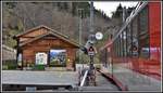 R537 mit Komet ABDeh 4/10 in Fürgangen-Bellwald, wo die Luftseilbahn nach Bellwald startet. (16.04.2019)