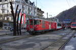 Deh 4/4 23  RANDA  (MGB Extra Glacier Express 
Ab dem 26. Dezember 2022 bis und mit 02. Januar 2023 verkehren die zusätzlichen Glacier Express Züge 92904 und 92905 von Zermatt nach Disentis und wieder nach Zermatt mit dem Gepäcktriebwagen Deh 4/4 23  RANDA .
Der Glacier Express beinhaltet zwei Bp, einen WRp, einen Api.
Beim Passieren vom Bahnhofplatz Brig als Strassenbahn am 28. Dezember 2022.
Foto: Walter Ruetsch
