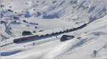 Das herrliche Winterwetter lockt hunderte von Fussgngern, Schlittler und Skifahrer auf die verschneite und fr Autos gesperrte Oberalppassstrasse. Die Autofahrer lassen sich bequem von der MGB nach Andermatt hinunter bringen. (10.01.2009)