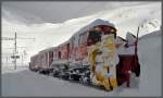 Das Gert frs Grobe, Schneepflug, HGm 4/4 61 und Schleuder Xrot...auf dem Oberalppass.