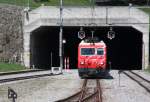 Am 19.05.2009 kommt uns beim Halt in Realp der Glacier Express entgegen.
Lok HGe 4/4 Nr. 108 ist Zuglok und verlsst hier gerade den Furka
Basis Tunnel.