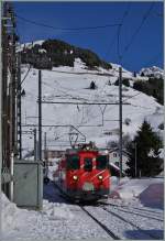 Neben den HGe 4/4 beteiligen sich auch die Deh 4/4 an der Traktion der Regionalzüge Andermatt - Disentis, wie hier auf diesem Bild des einfahrenden Regionalzugs 835 zu sehen ist.