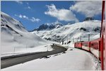 R852 nach Disentis hat soeben die Passhöhe Richtung Tschamutt-Selva verlassen. (04.05.2016)