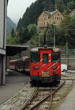 Direkt vor dem Bahnhofsgebäude von Göschenen liegt der Endpunkt der Schöllenenbahn, die heute zur Matterhorn-Gotthard-Bahn gehört.