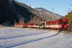 Regio nach Visp mit der Deh 4/4 II 93  Oberwald  hinten, am 29.1.17 zwischen Mörel und Bitsch.